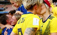 Le due calciatrici festeggiano la vittoria della Svezia