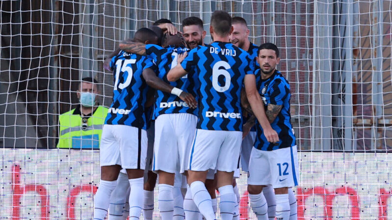 L'abbraccio tra i giocatori dell'Inter