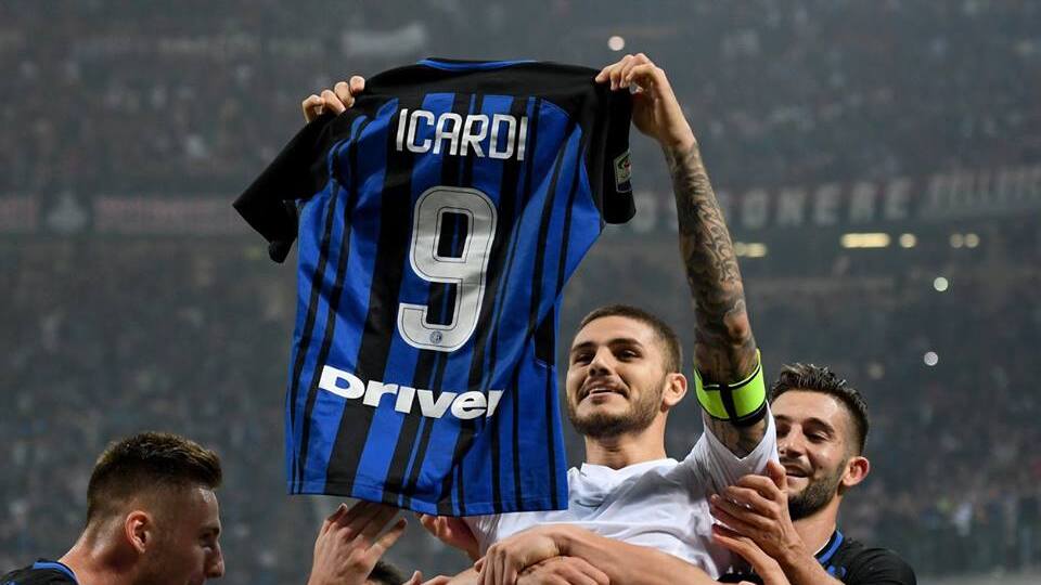 Icardi esulta al derby con maglia in mano