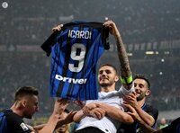Icardi esulta al derby con maglia in mano