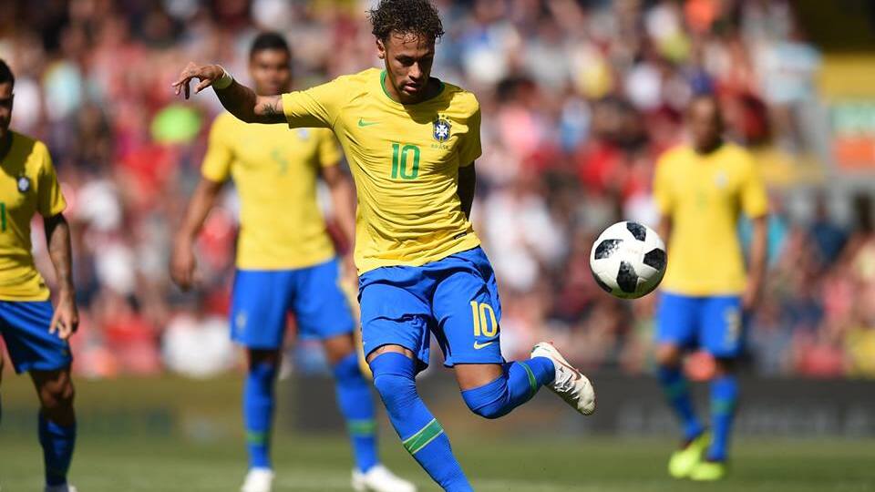 Neymar palleggia con il Brasil