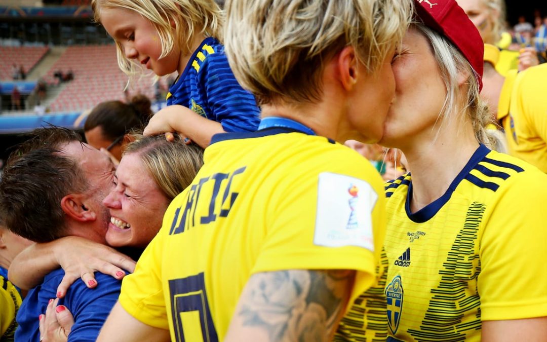 Le due calciatrici festeggiano la vittoria della Svezia