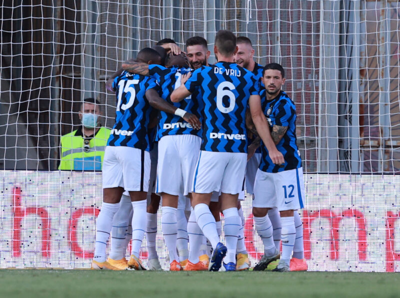 L'abbraccio tra i giocatori dell'Inter
