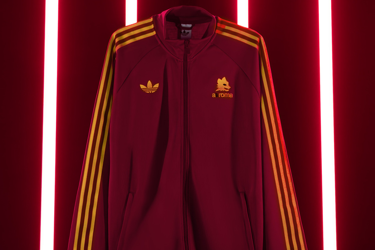Uno dei capi AS Roma e adidas Originals